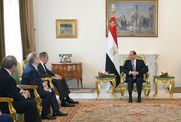 Tổng thống Ai Cập Abdel-Fattah El-Sisi tiếp Ngoại trưởng Nga Sergey Lavrov. (Nguồn: egyptindependent.com) Ai Cập và Nga tăng cường quan hệ song phương và hợp tác an ninh ảnh 1