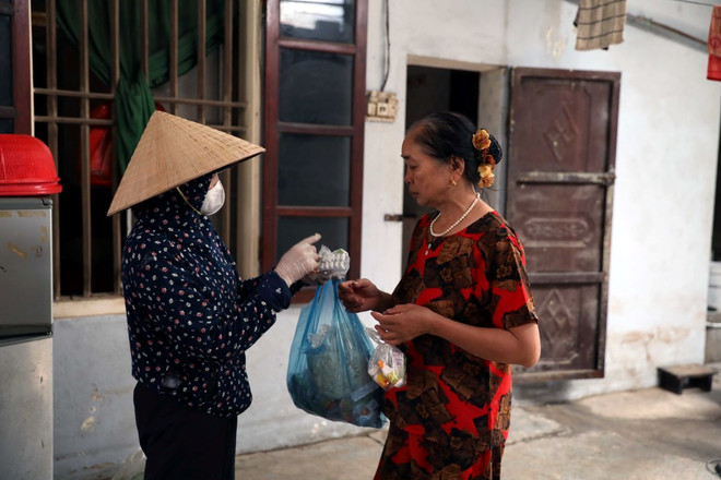 Trạm y tế xã Thanh Nghị, huyện Thanh Liêm tiến hành phát các loại thuốc phòng chống bệnh dịch các vùng ngập lụt sau khi nước rút. (Ảnh: Nguyễn Chinh/TTXVN) ttxvn-ha nam2.jpg