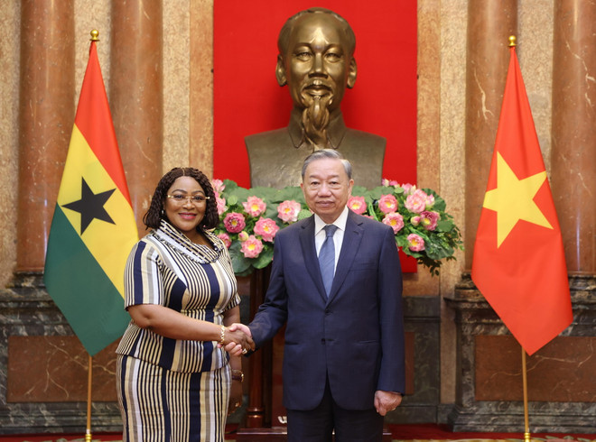 Tổng Bí thư, Chủ tịch nước Tô Lâm với Đại sứ Cộng hòa Ghana tại Việt Nam Florence Buerki Akonor đến trình Quốc thư. (Ảnh: Lâm Khánh/TTXVN) ttxvn-dai_su_cac_nuoc_den_trinh_quoc_thu (13).jpg