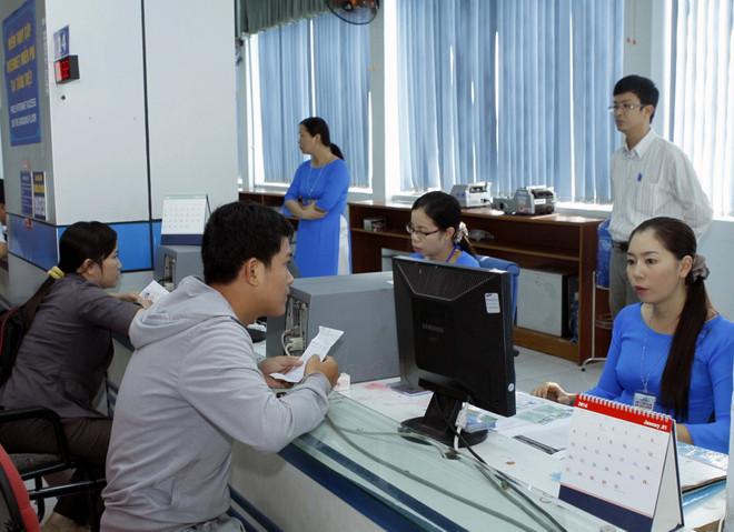 Hành khách mua vé tại ga Sài Gòn. (Ảnh: Hoàng Hải/TTXVN) Ga Sài Gòn nhận đăng ký mua vé tàu tập thể Tết 2015 từ 1/11 ảnh 1