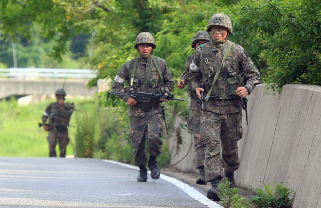 Binh sỹ Hàn Quốc tuần tra gần khu phi quân sự ở biên giới liên Triều thuộc Goseong, tỉnh Gangwon ngày 23/6. (Ảnh: AFP/TTXVN) Hàn Quốc cảnh báo Triều Tiên về "thái độ khiêu khích liều lĩnh" ảnh 1