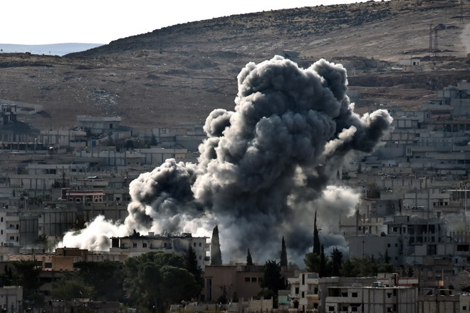 Khói bốc lên sau cuộc oanh tạc của liên quân gần thị trấn Kobane ngày 15/10. (Ảnh: AFP/TTXVN) Mỹ và Thổ Nhĩ Kỳ cam kết đẩy mạnh chống phiến quân IS ảnh 1