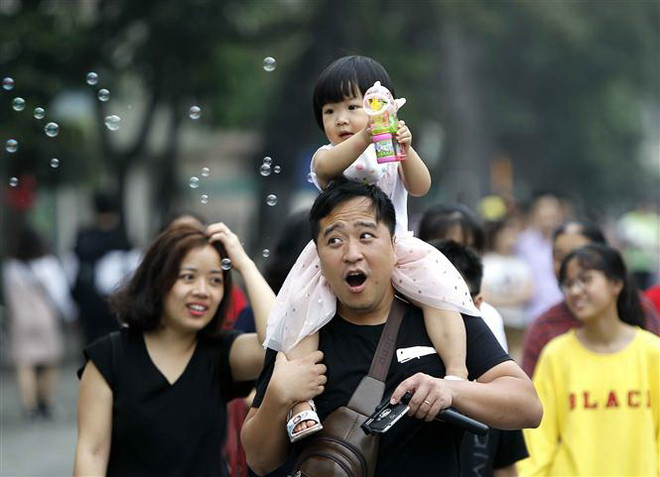 Phố đi bộ quanh Hồ Gươm: Lung linh trăm sắc đèn lồng đón Trung Thu ảnh 1