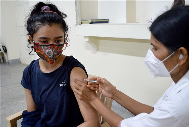 Nhân viên y tế tiêm vaccine phòng COVID-19 cho người dân tại Bangalore, Ấn Độ. (Ảnh: THX/TTXVN) Ấn Độ ghi nhận dưới 30.000 ca nhiễm mới lần đầu tiên sau hơn ba tháng ảnh 1