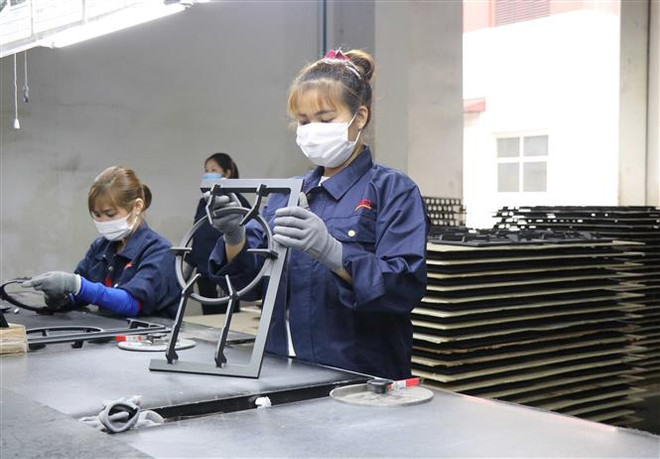 Công nhân làm việc tại Công ty TNHH Quốc tế Bright Việt Nam, huyện Thuận Thành, tỉnh Bắc Ninh. (Ảnh: Thái Hùng/TTXVN) Vốn FDI đăng ký giảm hơn 11% do ảnh hưởng của dịch COVID-19 ảnh 1