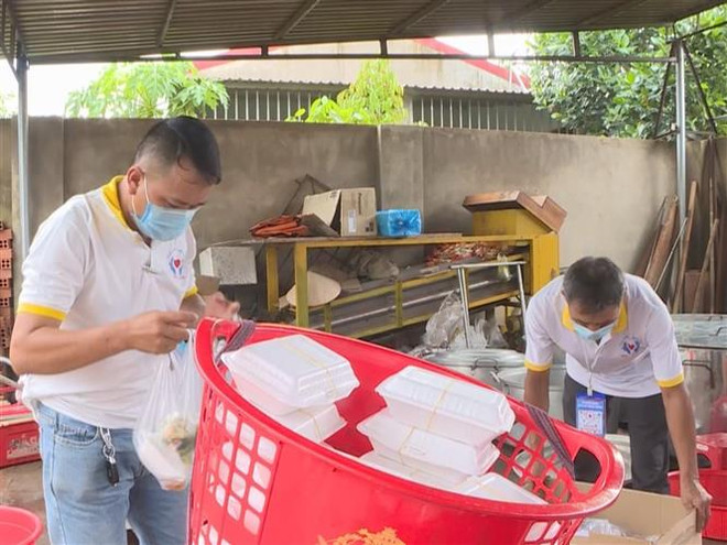 Ấm lòng suất cơm nghĩa tình giữa mùa dịch COVID-19 tại Bình Phước ảnh 3