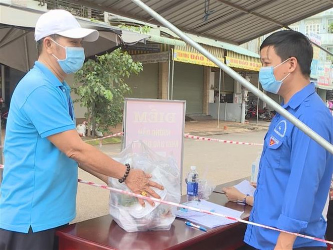 Ấm lòng suất cơm nghĩa tình giữa mùa dịch COVID-19 tại Bình Phước ảnh 1