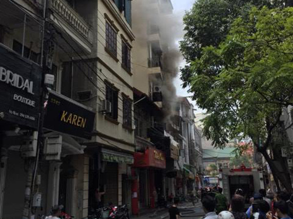 Hà Nội: Lại cháy quán karaoke, nhân viên hoảng hồn tháo chạy ảnh 1