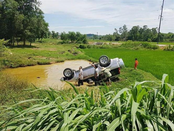 Xe ôtô 7 chỗ lao xuống hố nước khiến năm người thương vong ảnh 1