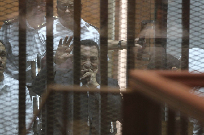 Cựu Tổng thống Ai Cập Mubarak tiếp tục hầu tòa vào tháng Tư ảnh 1