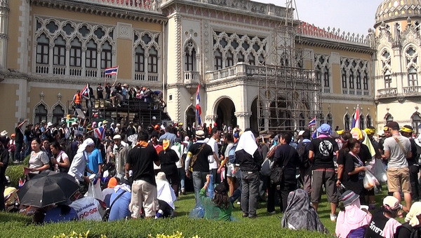 Người biểu tình chiếm được tòa nhà chính phủ Thái Lan ảnh 1