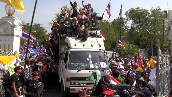 Người biểu tình chiếm được tòa nhà chính phủ Thái Lan ảnh 2