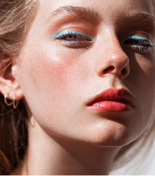 Xu hướng lông mi rực rỡ của thập niên 60 đã quay trở lại ảnh 9