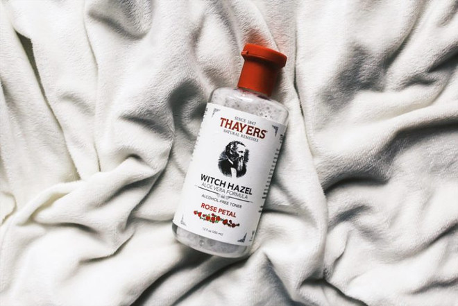 Thayers – Witch Hazel Rose Petal: Nước hoa hồng nổi tiếng vì công thức không cồn, không paraben, vô cùng tinh khiết và lành tính, không gây nhờn rít. Giá: khoảng 250.000 đồng/355ml. Bận rộn mấy cũng đừng bỏ qua những bước chăm sóc da này ảnh 3