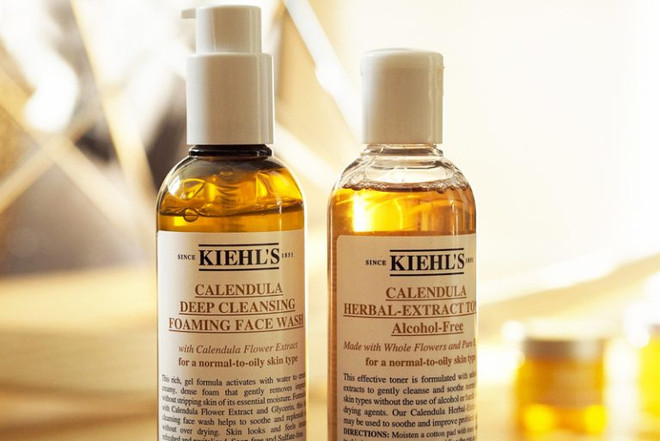Kiehl’s – Calendula Deep Cleansing Foaming Face Wash: Sữa rửa mặt tạo bọt dịu nhẹ, làm sạch sâu, có chứa chiết xuất hoa cúc kháng viêm, phù hợp với cả da nhạy cảm. Giá: 760.000 đồng/230ml. Bận rộn mấy cũng đừng bỏ qua những bước chăm sóc da này ảnh 2