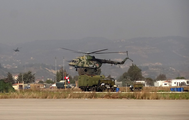Máy bay trực thăng quân sự của Nga tại căn cứ Hmeimim ở tỉnh Latakia, Tây Bắc Syria. (Nguồn: AFP/TTXVN) Nga kịch liệt phản đối cuộc tấn công quân sự của Mỹ nhằm vào Syria ảnh 1