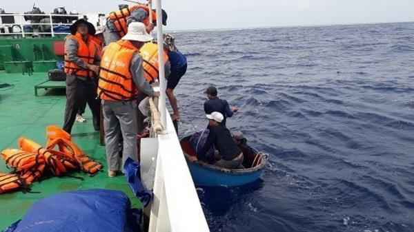 Tàu kiểm ngư đưa 13 ngư dân gặp nạn vào đảo Sơn Ca an toàn ảnh 1