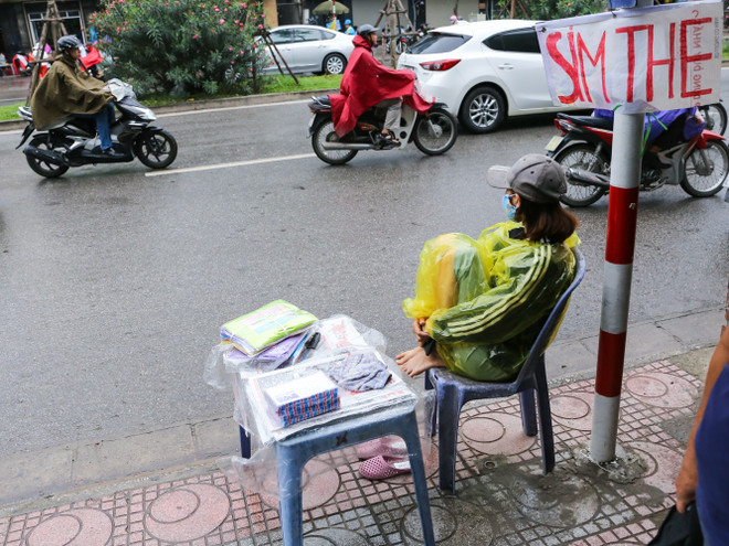 [Photo]: Người dân Hà Nội co ro lạnh khi thời tiết đã sang Hè ảnh 14