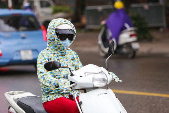 [Photo]: Người dân Hà Nội co ro lạnh khi thời tiết đã sang Hè ảnh 8