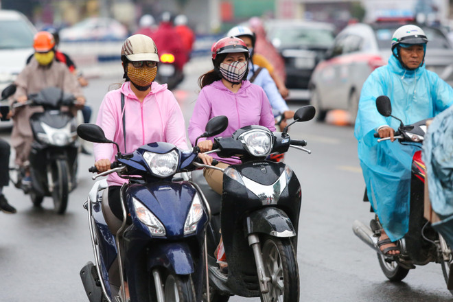 [Photo]: Người dân Hà Nội co ro lạnh khi thời tiết đã sang Hè ảnh 2