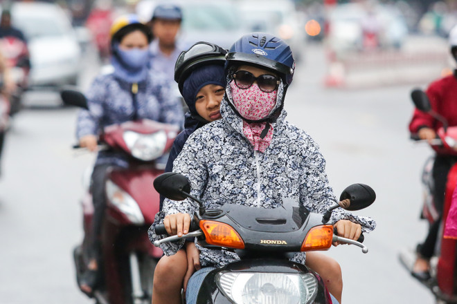 [Photo]: Người dân Hà Nội co ro lạnh khi thời tiết đã sang Hè ảnh 6