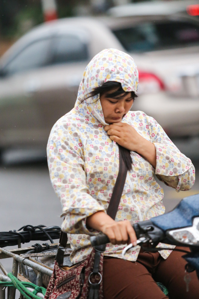 [Photo]: Người dân Hà Nội co ro lạnh khi thời tiết đã sang Hè ảnh 12