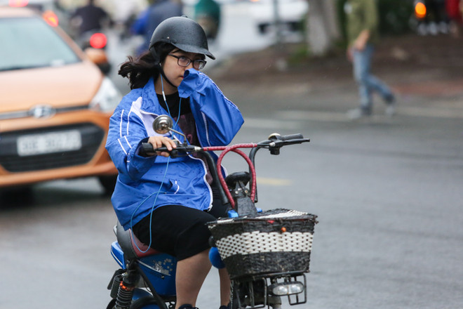 [Photo]: Người dân Hà Nội co ro lạnh khi thời tiết đã sang Hè ảnh 4