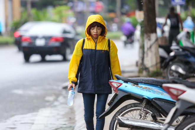 [Photo]: Người dân Hà Nội co ro lạnh khi thời tiết đã sang Hè ảnh 11