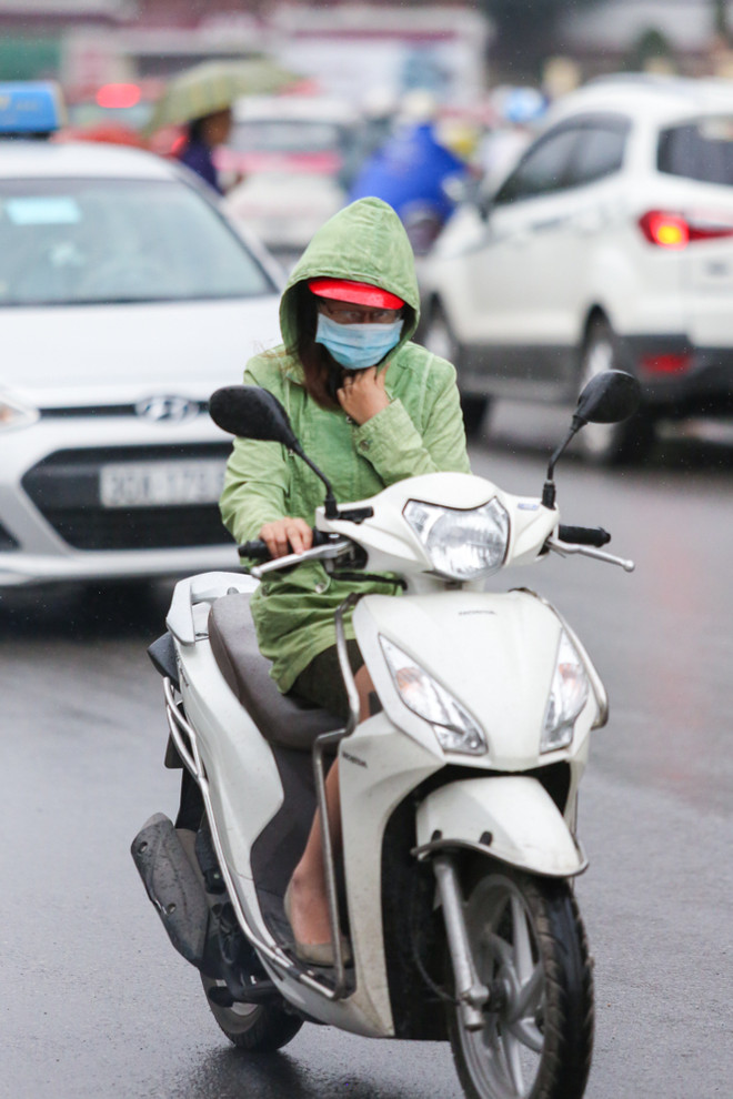 [Photo]: Người dân Hà Nội co ro lạnh khi thời tiết đã sang Hè ảnh 10