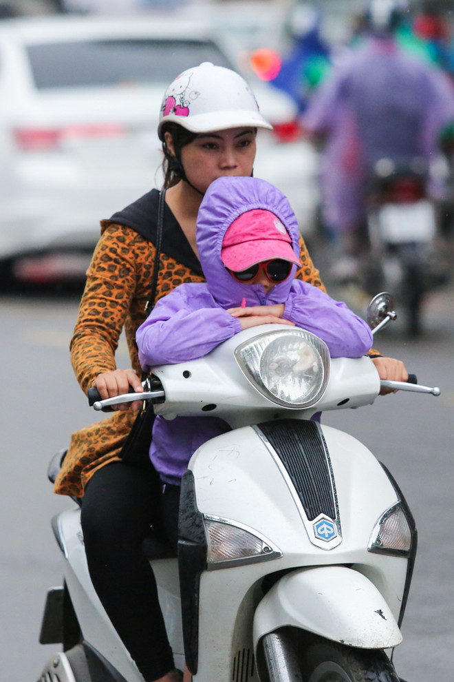 [Photo]: Người dân Hà Nội co ro lạnh khi thời tiết đã sang Hè ảnh 5