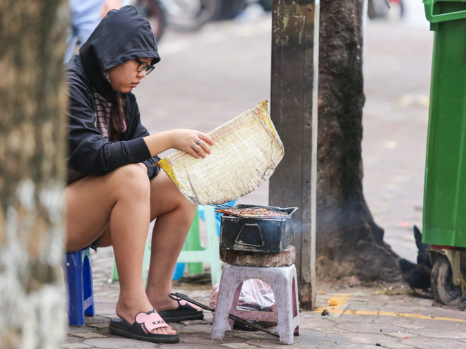 [Photo]: Người dân Hà Nội co ro lạnh khi thời tiết đã sang Hè ảnh 15