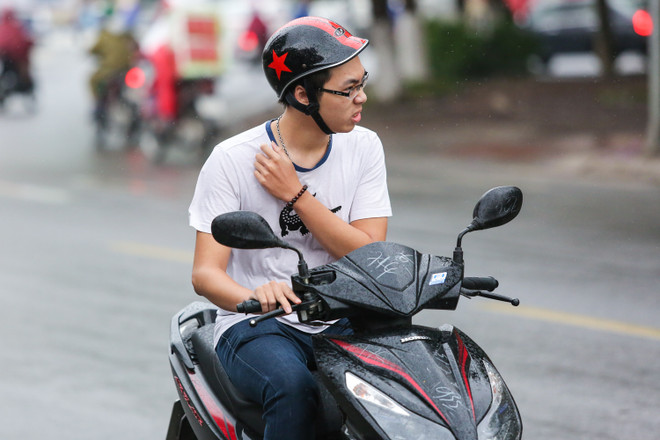 [Photo]: Người dân Hà Nội co ro lạnh khi thời tiết đã sang Hè ảnh 9