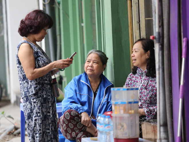 [Photo]: Người dân Hà Nội co ro lạnh khi thời tiết đã sang Hè ảnh 13