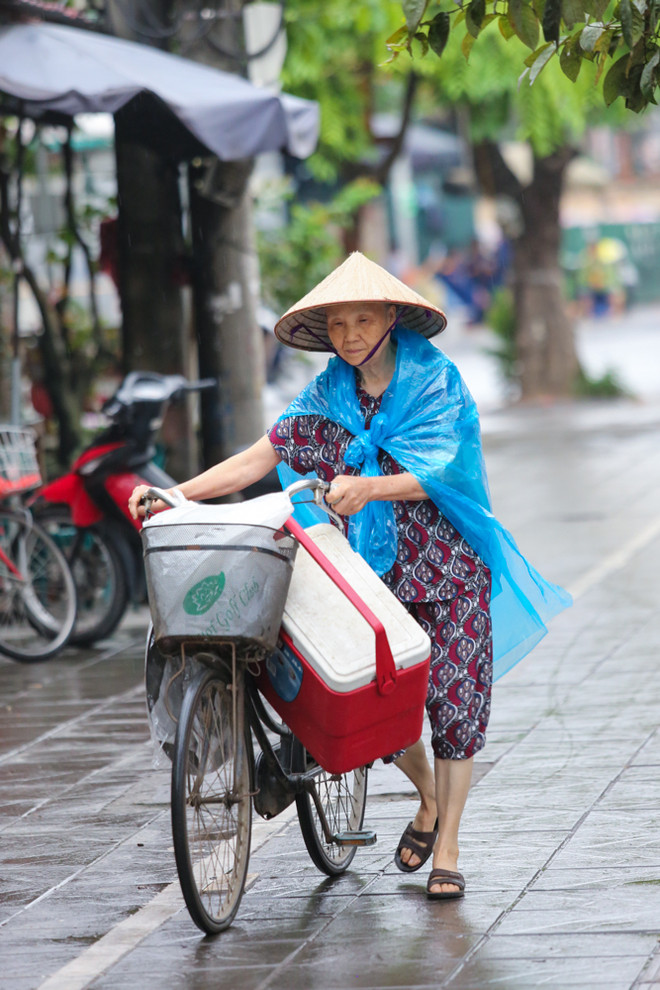 [Photo]: Người dân Hà Nội co ro lạnh khi thời tiết đã sang Hè ảnh 3