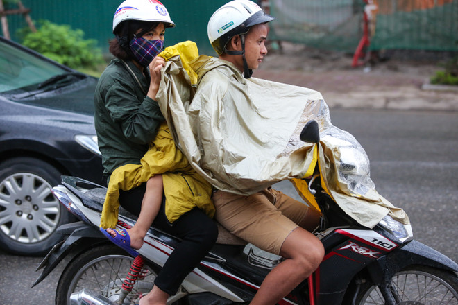 [Photo]: Người dân Hà Nội co ro lạnh khi thời tiết đã sang Hè ảnh 7