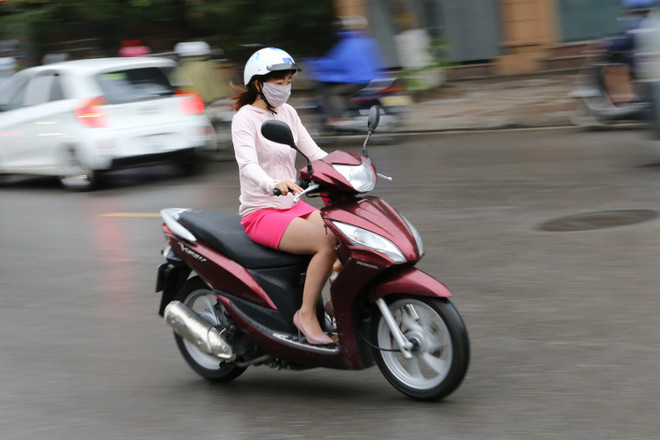 [Photo]: Người dân Hà Nội co ro lạnh khi thời tiết đã sang Hè ảnh 16