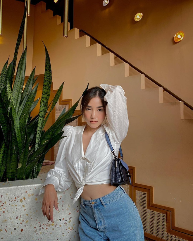 7 gợi ý phối trang phục với sơmi trắng cho mùa Hè từ các mỹ nhân Việt ảnh 9