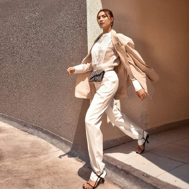 7 gợi ý phối trang phục với sơmi trắng cho mùa Hè từ các mỹ nhân Việt ảnh 25