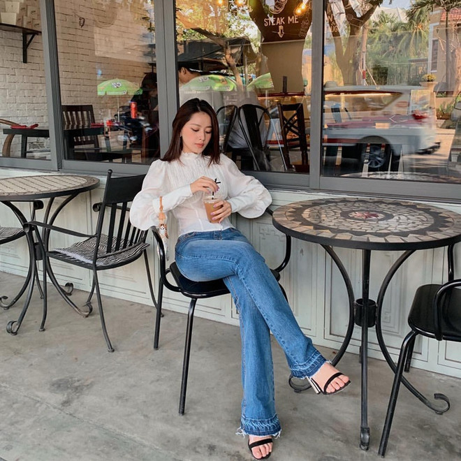 7 gợi ý phối trang phục với sơmi trắng cho mùa Hè từ các mỹ nhân Việt ảnh 7