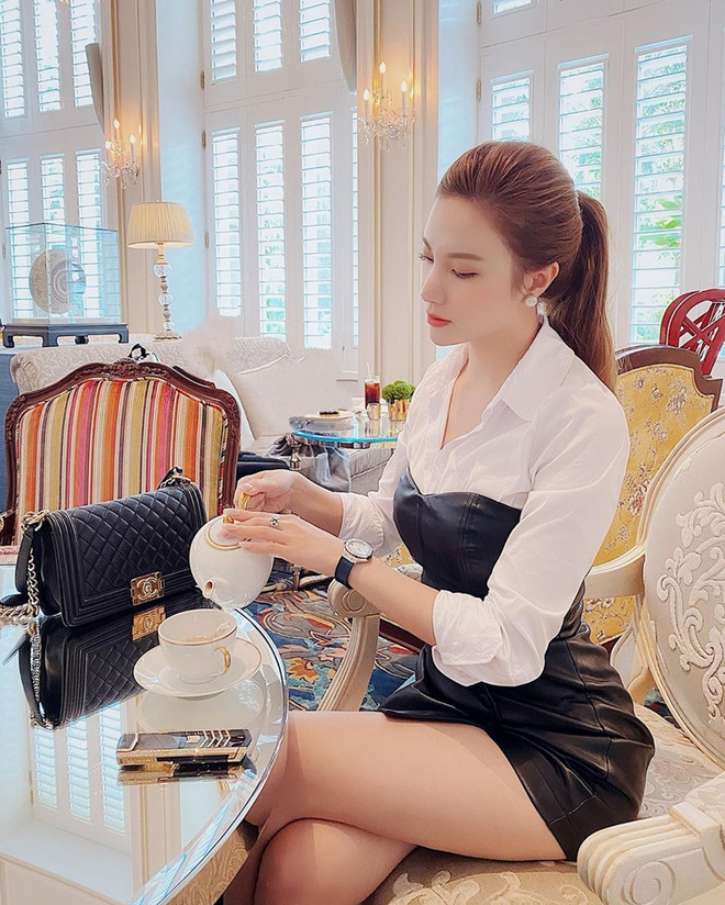 7 gợi ý phối trang phục với sơmi trắng cho mùa Hè từ các mỹ nhân Việt ảnh 13