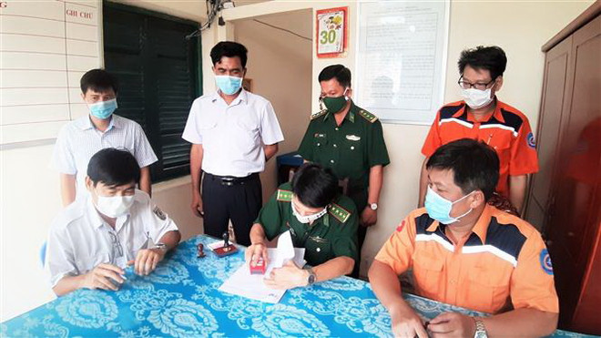 Sóc Trăng tiếp nhận thêm 2 thuyền viên Indonesia bị nạn trên biển ảnh 2