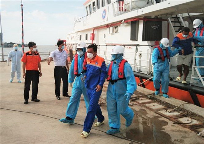 Sóc Trăng tiếp nhận thêm 2 thuyền viên Indonesia bị nạn trên biển ảnh 1