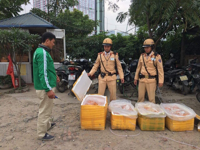 (Ảnh: Đội CSGT số 6) Hà Nội: Cảnh sát giao thông bắt giữ 2 tạ nội tạng bốc mùi ảnh 2