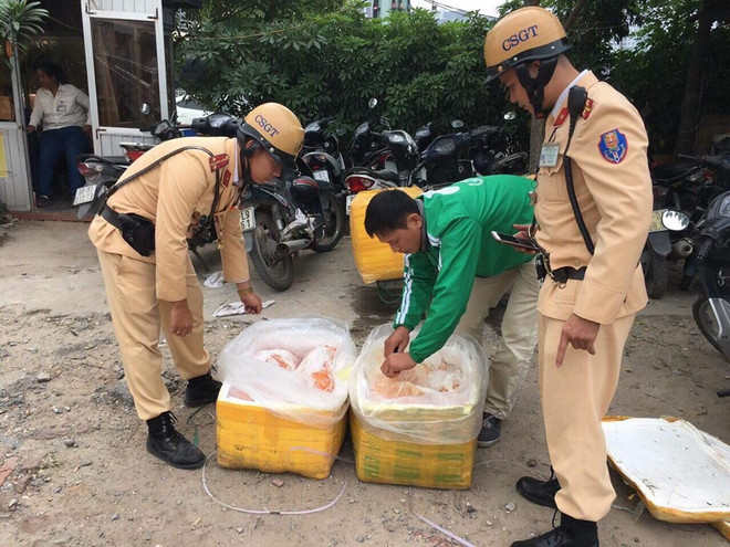 Cảnh sát giao thông kiểm tra các thùng nội tạng. (Ảnh: Đội CSGT số 6) Hà Nội: Cảnh sát giao thông bắt giữ 2 tạ nội tạng bốc mùi ảnh 1