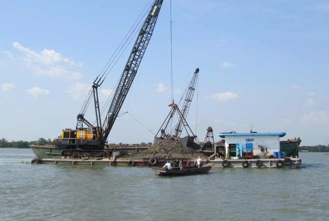 Phạt 3 chủ phương tiện khai thác cát trái phép hơn 100 triệu đồng ảnh 1