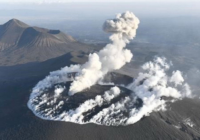 Nhật Bản: Núi lửa phun trào trên đảo Kyushu, cảnh báo cấp độ 3 ảnh 1