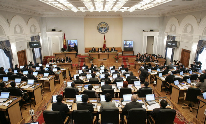 Toàn cảnh một phiên họp Quốc hội Kyrgyzstan tại Bishkek. (Nguồn: AFP/TTXVN) Chính phủ Kyrgyzstan bị bãi nhiệm sau bỏ phiếu tại quốc hội ảnh 1