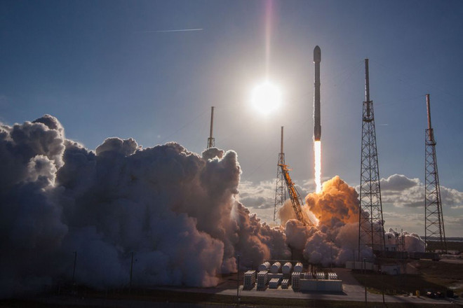 Tên lửa đẩy SpaceX Falcon 9 mang theo tàu thăm dò vũ trụ TESS rời bệ phóng từ mũi Canaveral, bang Florida, Mỹ ngày 18/4. (Nguồn: La Times/TTXVN) NASA phóng tàu vũ trụ TESS nhằm khám phá 20.000 hành tinh ảnh 3
