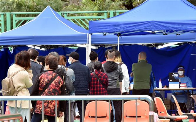 Số ca mắc mới COVID-19 tại Hong Kong có xu hướng giảm ảnh 1