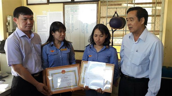 UBND Đồng Nai khen thưởng 2 nữ nhân viên gác chắn dũng cảm cứu người ảnh 1